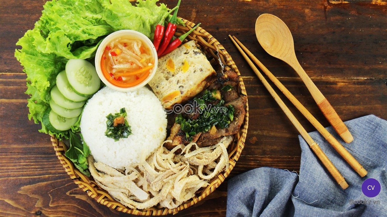 Dĩa cơm tấm Sài Gòn hoàn chỉnh với đầy đủ các món ăn kèm được sắp xếp đẹp mắt
