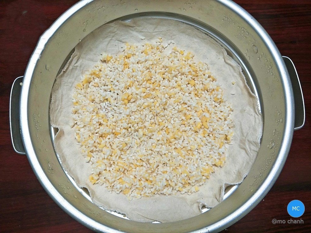 Hấp xôi đậu xanh cho món chè xôi dân dã