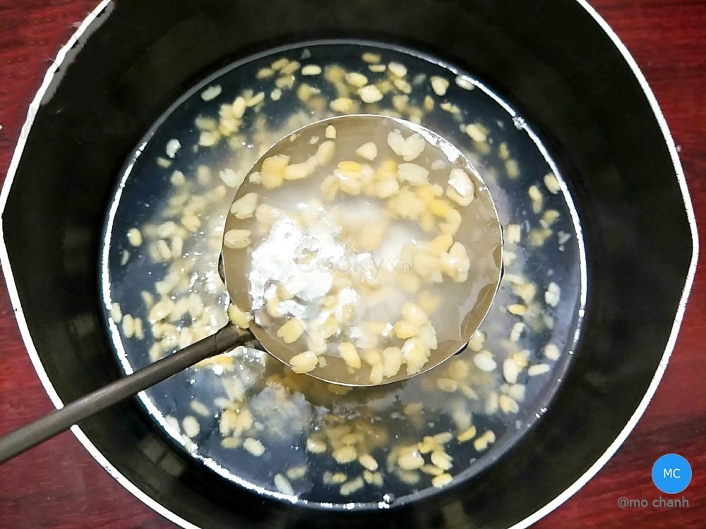 Pha bột năng và nước đường để nấu chè dân dã