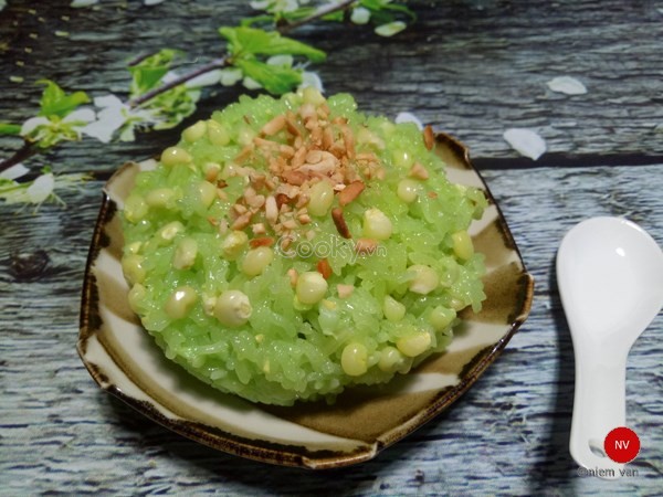 Hoàn thành món xôi bắp lá dứa và rắc đậu phộng