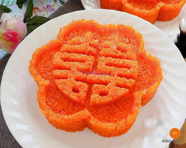 Hoàn thành món xôi gấc cốt dừa thơm ngon, đẹp mắt
