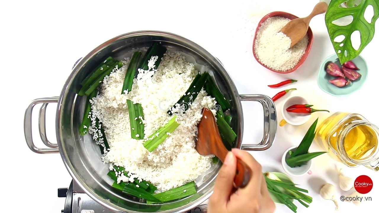 Những hạt gạo tấm tơi xốp, trắng ngần, được nấu chín tới tạo nên nền tảng của món cơm tấm