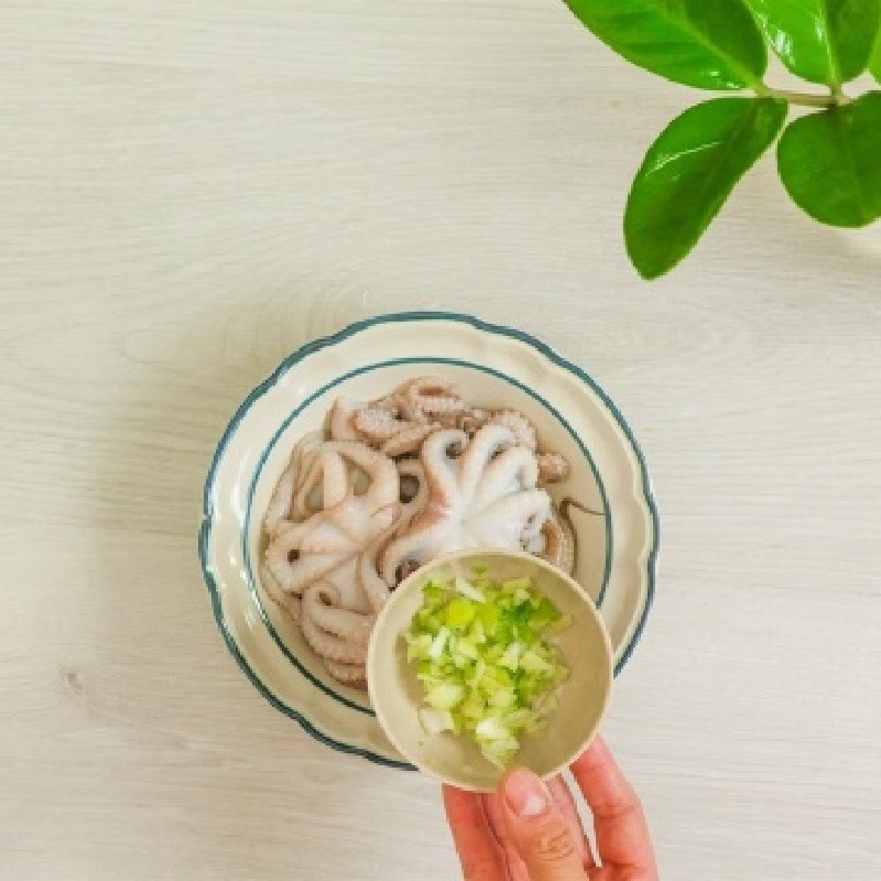 Ướp bạch tuộc với hành boa rô và gia vị đậm đà cho món lẩu