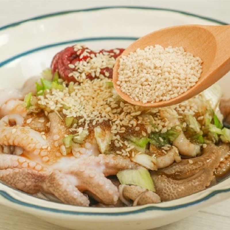 Cận cảnh bạch tuộc đang được ướp thấm đều gia vị trước khi nấu lẩu