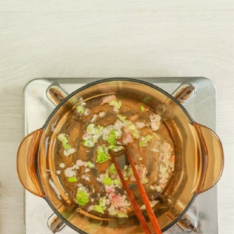 Xào kim chi trong nồi để tạo hương vị đặc trưng cho nước lẩu bạch tuộc
