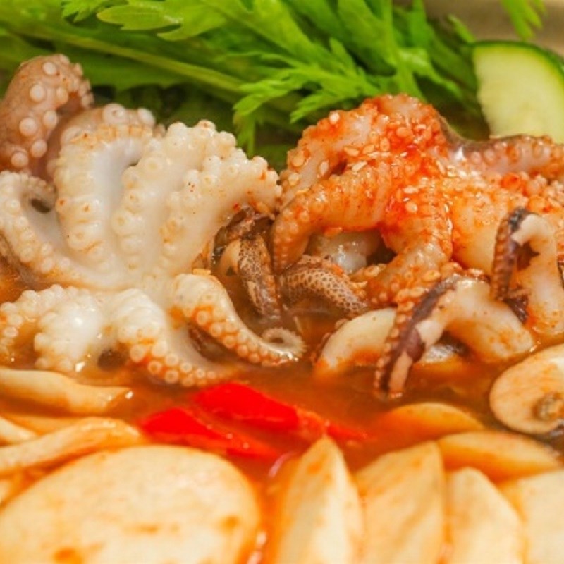 Nồi lẩu bạch tuộc nấu nấm nóng hổi, nghi ngút khói, sẵn sàng thưởng thức