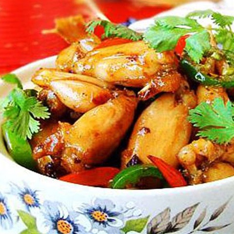 Đùi ếch chiên bơ tỏi nóng hổi được rắc ngò tây, sẵn sàng thưởng thức