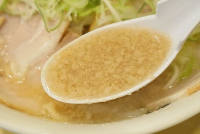 Nước dùng ramen gote-gote béo ngậy, gợi cảm hứng cho tủy bò trong lẩu