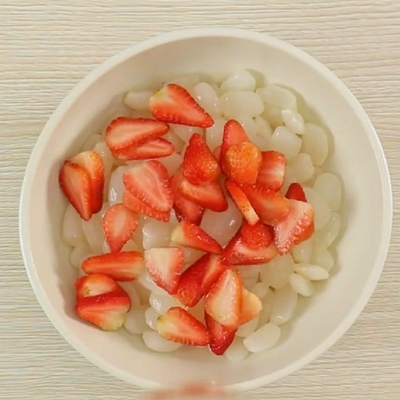 Rim hạt đác với dâu tây và đường