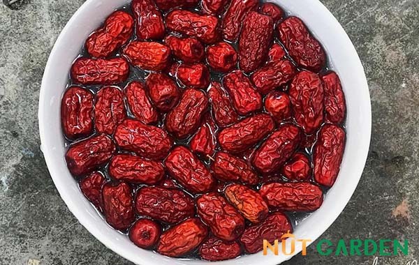 Rửa sạch táo đỏ khô trước khi chế biến món chè táo đỏ dinh dưỡng