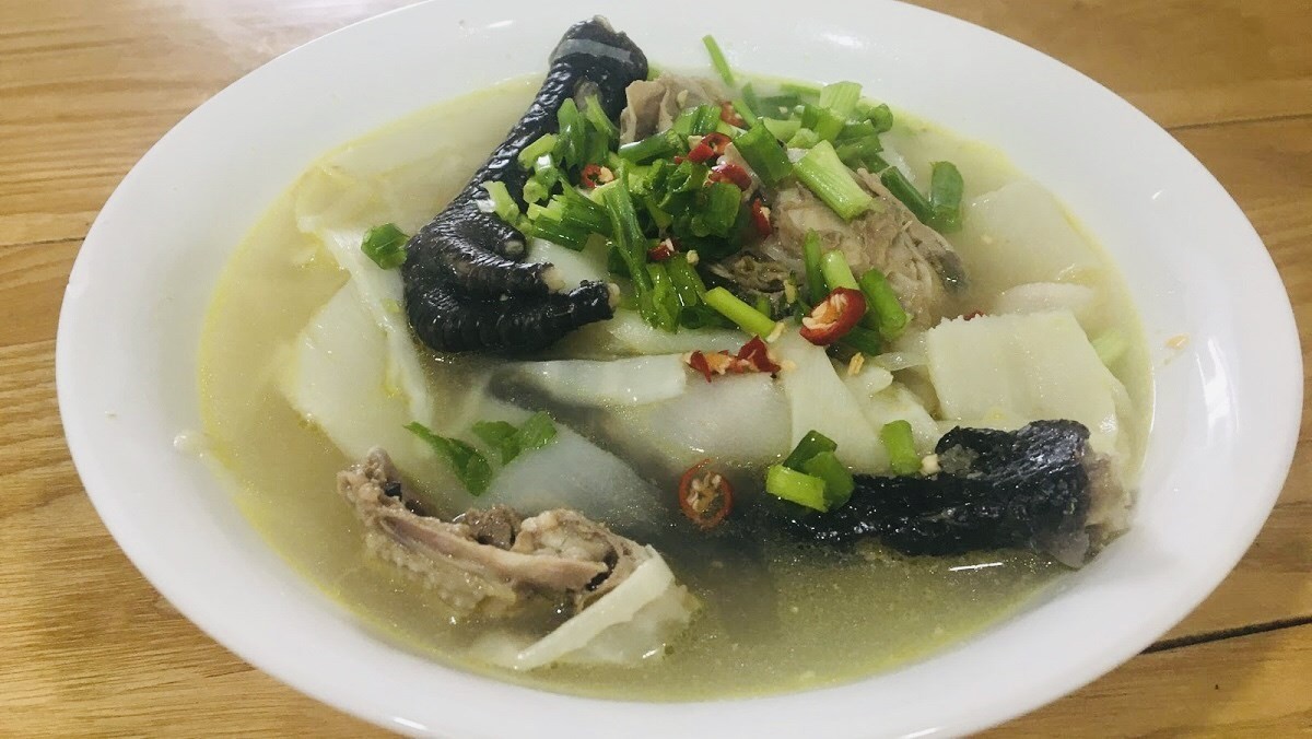 Món canh gà nấu măng chua thơm ngon, hấp dẫn, chuẩn vị truyền thống