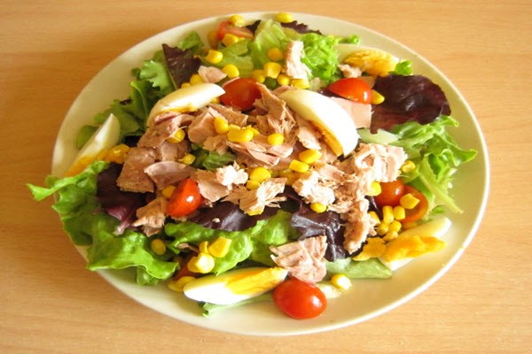 Salad dầu giấm kết hợp cá ngừ, bổ sung protein cho người học cách nấu ăn đơn giản
