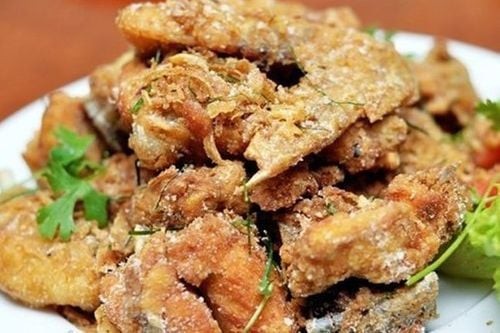 Món gà rang muối vàng giòn hấp dẫn sau khi chế biến hoàn chỉnh