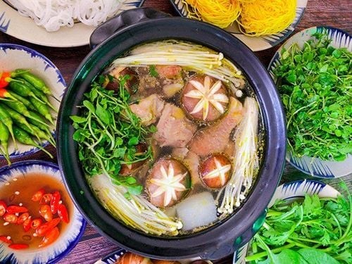 Thưởng thức lẩu nấm gà ấm nóng cùng gia đình