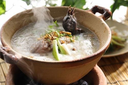 Cháo chim bồ câu đậu xanh hạt sen là món ăn bổ dưỡng, thanh mát