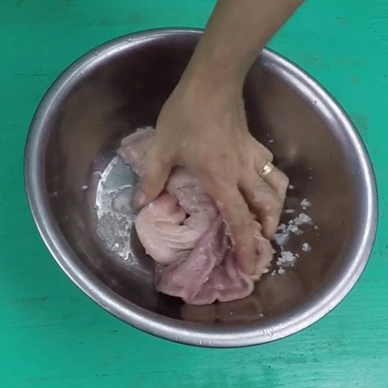 Sơ chế bao tử heo sạch mùi hôi và chất nhầy