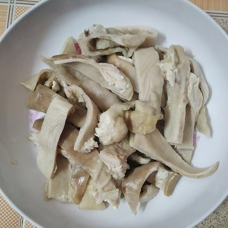 Bao tử heo sau khi sơ chế kỹ lưỡng, được cắt thành từng miếng vừa ăn để chuẩn bị nấu món bao tử nấu tiêu ăn bánh mì.