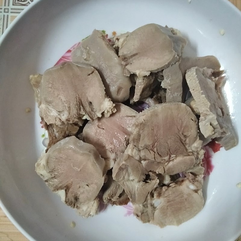Lưỡi heo tươi ngon được sơ chế và thái lát mỏng, sẵn sàng cho công đoạn chế biến món cách làm bao tử nấu tiêu ăn bánh mì.
