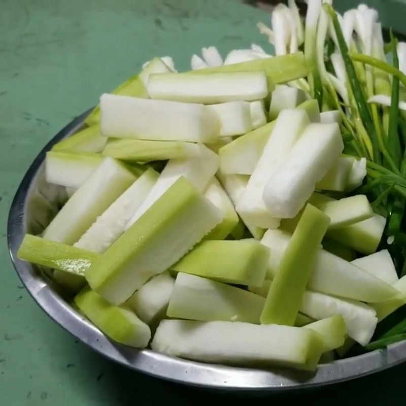 Sơ chế bầu và các loại rau ăn kèm cho cháo cá lóc