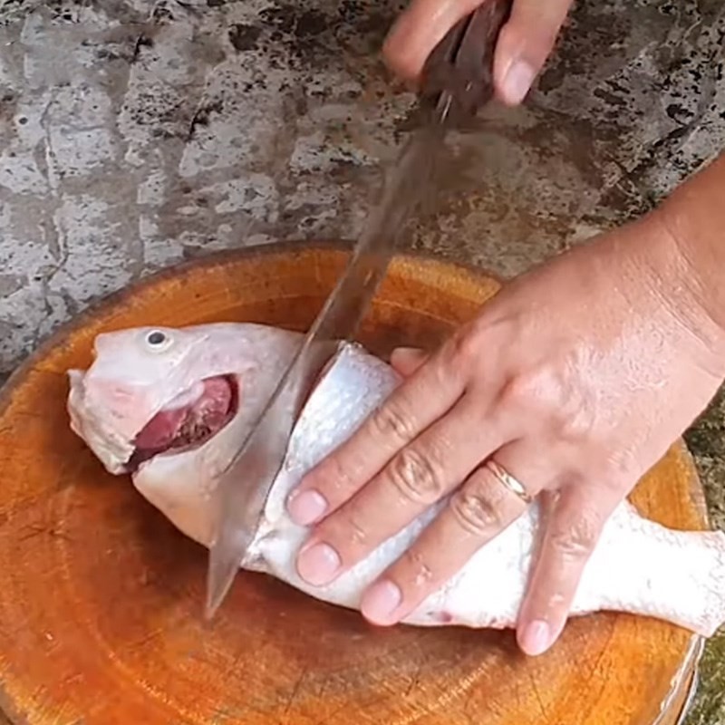 Cá được cắt khúc và để ráo nước
