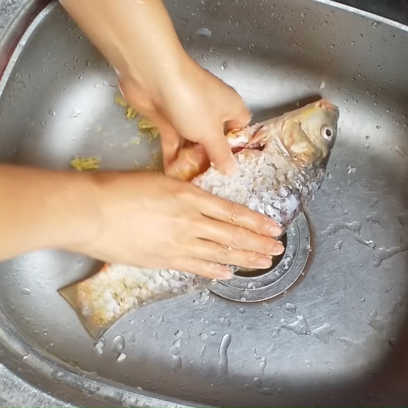 Cắt cá chép thành khúc vừa phải