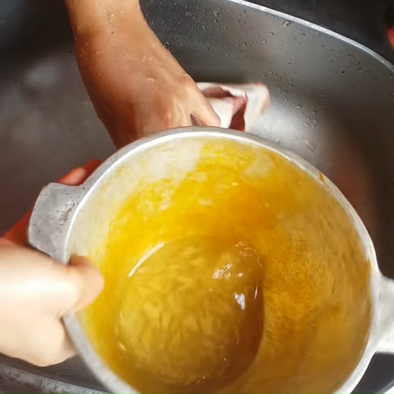 Thịt cá chép đã được sơ chế và cắt miếng sẵn sàng để nấu riêu