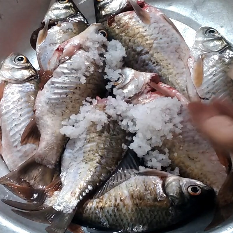Sơ chế cá diếc đúng cách để món canh không tanh
