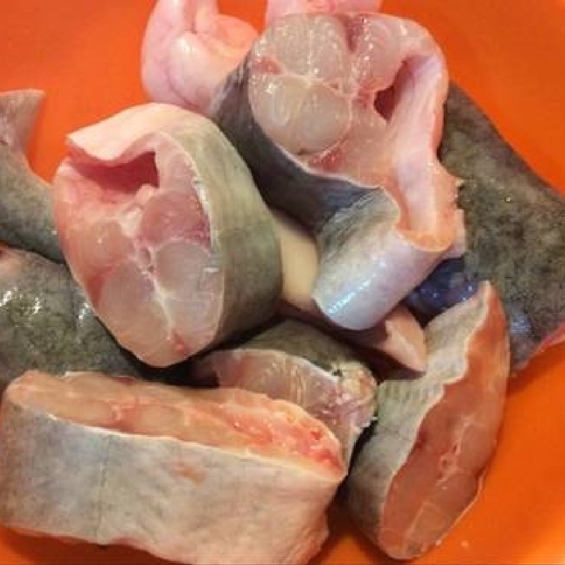 Cá hú đã sơ chế và cắt khúc chuẩn bị nấu canh chua cá hú bông súng