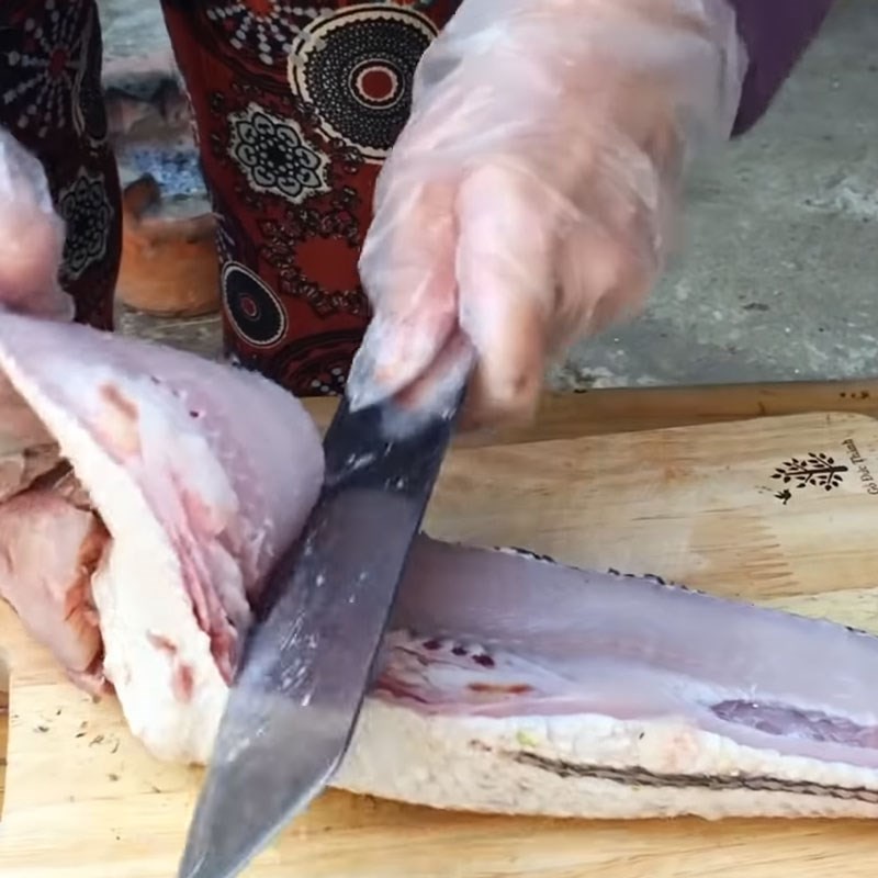Hướng dẫn sơ chế cá lóc để nấu bánh canh bột gạo Huế, lọc xương cá chuẩn
