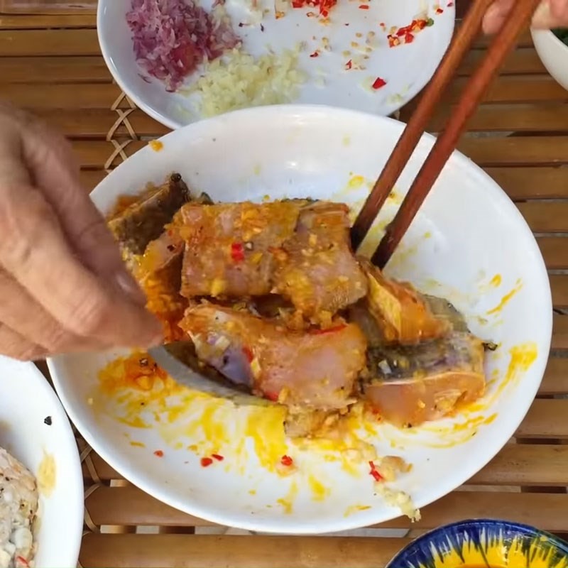 Cá lóc đã ướp gia vị cùng hành, tỏi, ớt, chuẩn bị nấu bánh canh bột gạo Huế