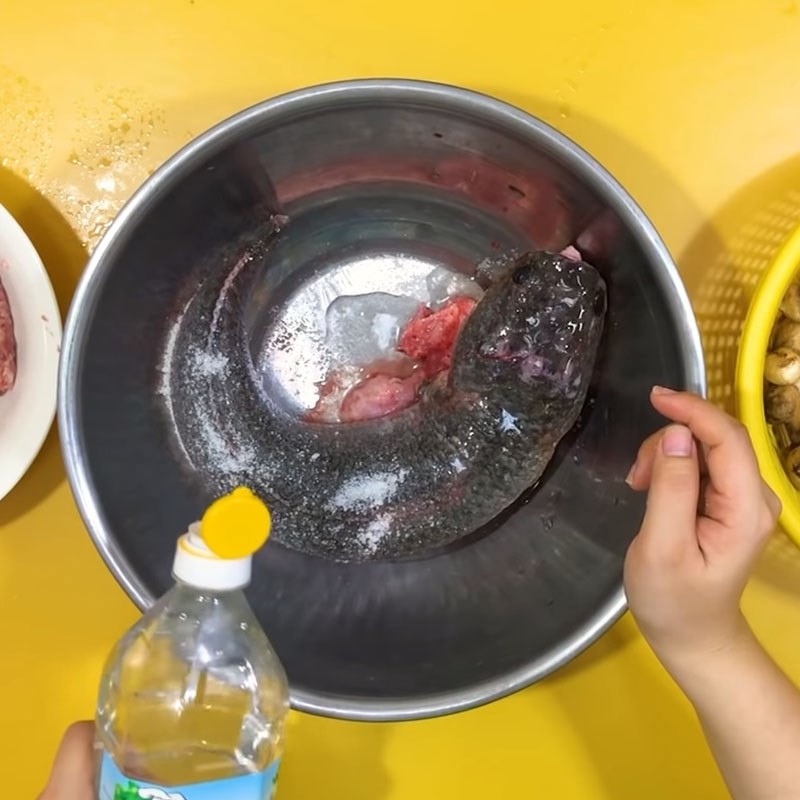 Sơ chế cá lóc tươi sống đúng cách trước khi thực hiện cách nấu lẩu cháo cá