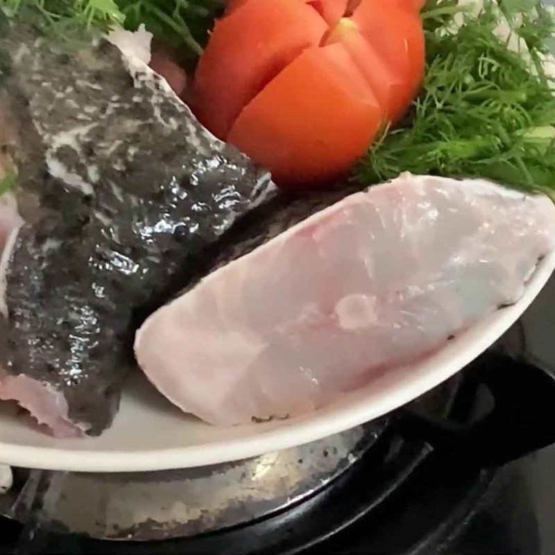 Sơ chế cá mú sạch cho món lẩu cá mú chua cay