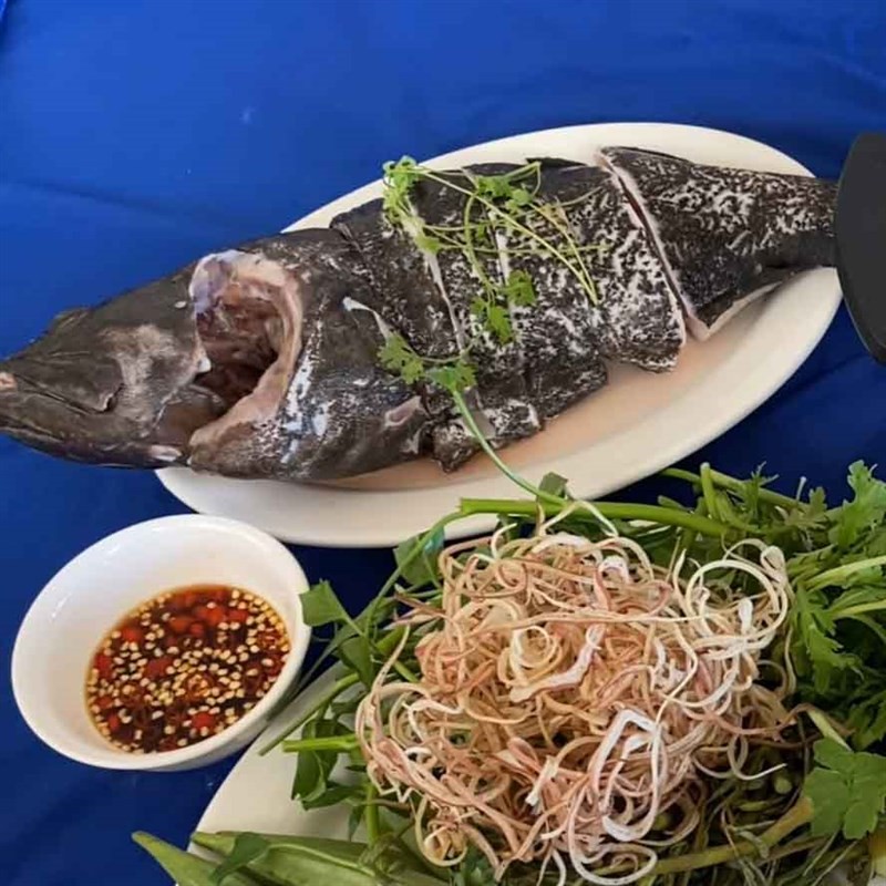 Sơ chế cá mú sạch sẽ để nấu lẩu măng chua