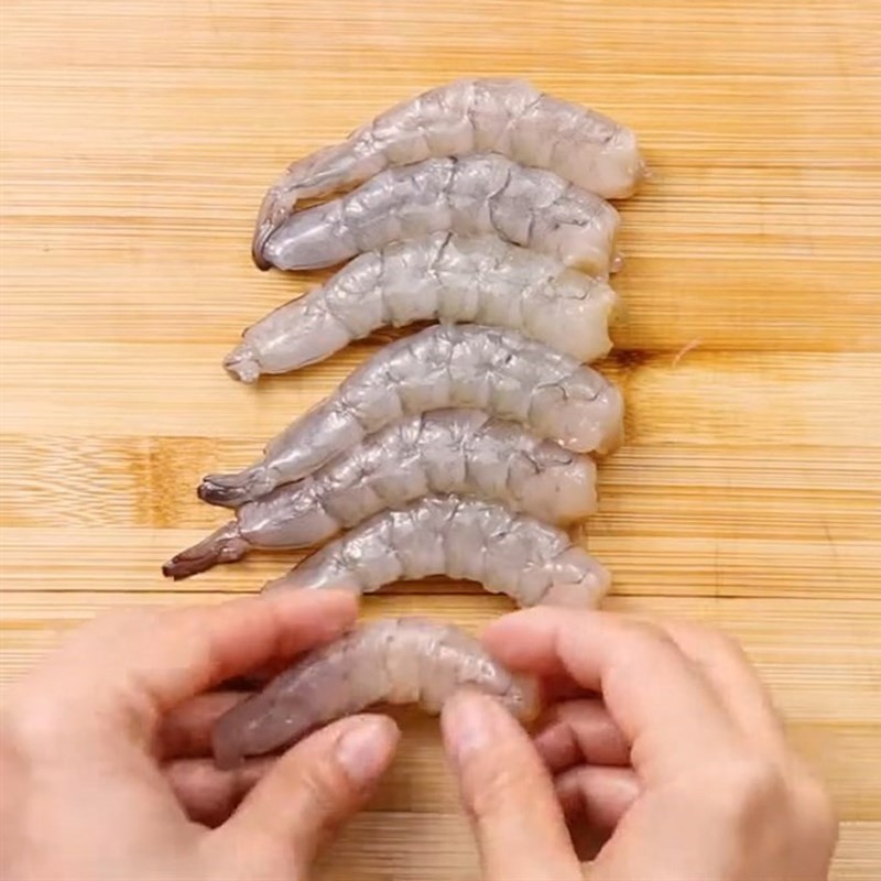 Tôm tươi đã lột vỏ sẵn sàng cho món lẩu cá ngừ
