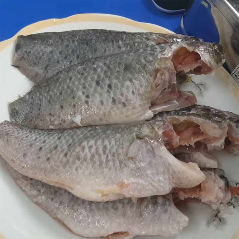 Hình ảnh minh họa sơ chế cá lóc, làm sạch vảy và nội tạng