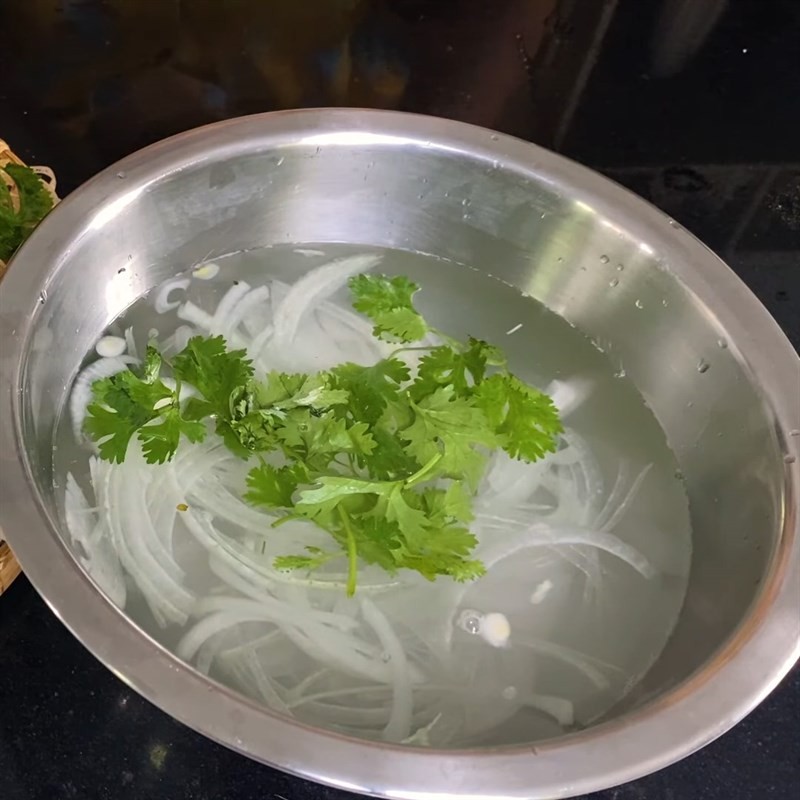 Bước 4 Hành tây và rau sống đã sơ chế cho bún chả cua