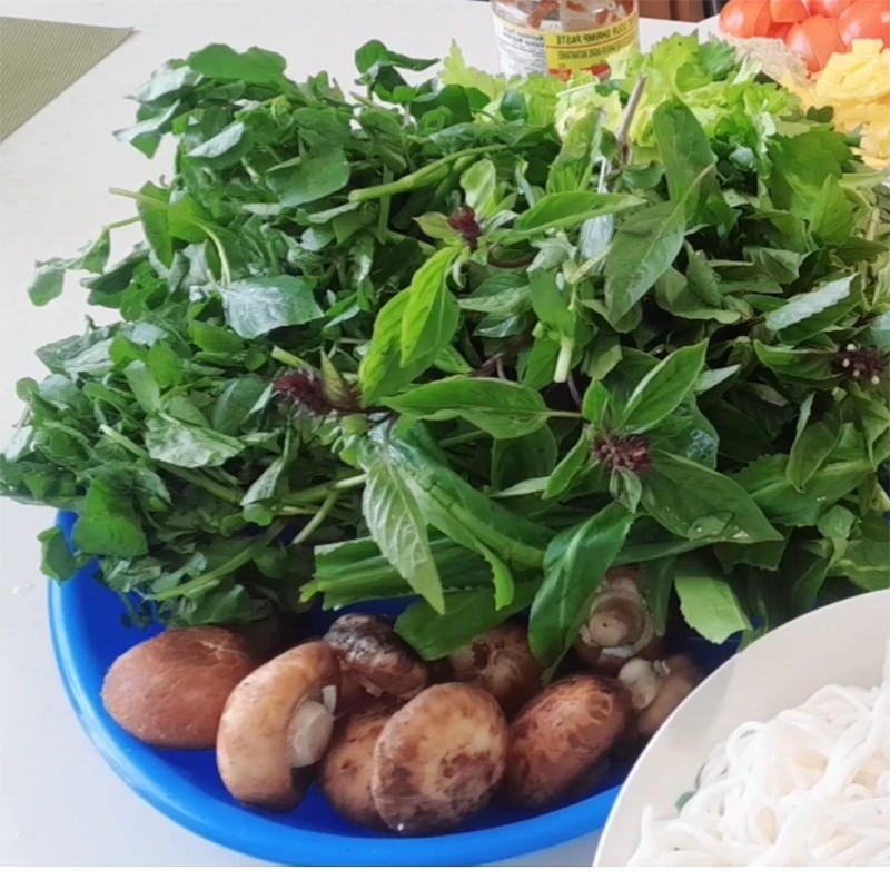 Sơ chế cà rốt và củ cải trắng cắt miếng to cho canh khoai tây