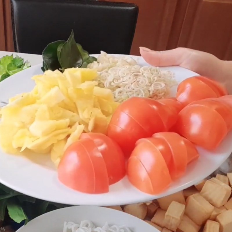 Sơ chế su su và khoai tây cắt miếng lớn cho món canh rau củ