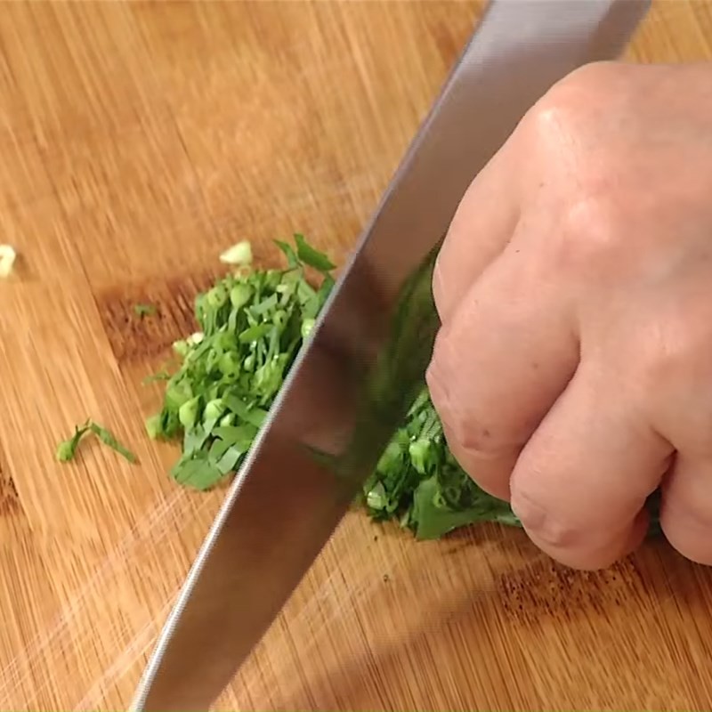 Sơ chế các loại rau củ cho món canh khoai tây cà chua thịt bò