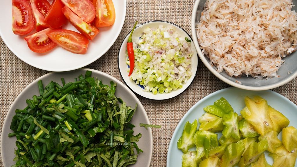 Sơ chế các nguyên liệu chuẩn bị nấu canh tép khế chua