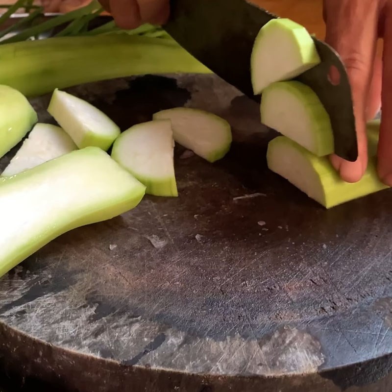 Bầu được cắt lát cho món um
