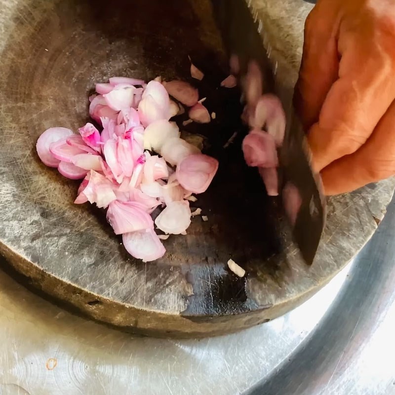 Sơ chế chuối tiêu bằng cách bóc vỏ và tước xơ, chuẩn bị cho món chè