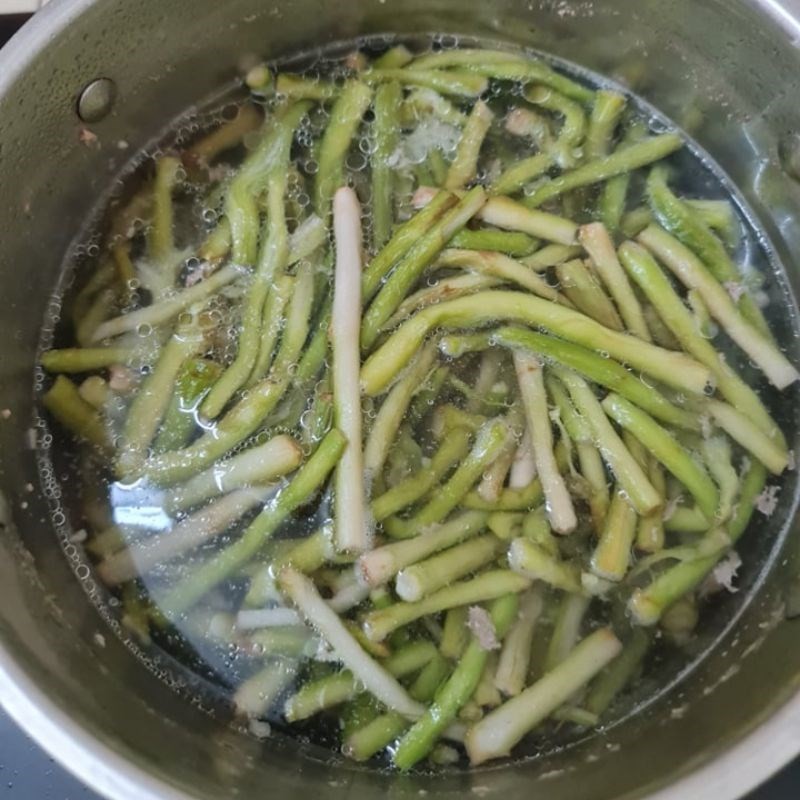 Luộc thịt ba chỉ để nấu canh ngó khoai