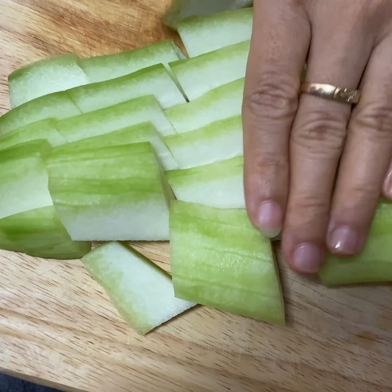 Cắt bí đao thành miếng vừa ăn cho món canh bí đao ngon