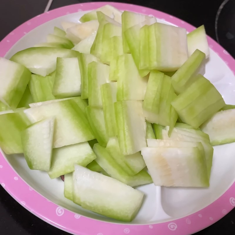 Tỏi băm nhỏ chuẩn bị cho bước phi thơm khi nấu canh bí đao