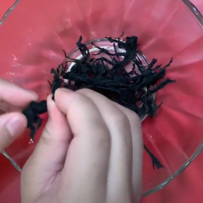 Sơ chế hành tây, tỏi, gừng và rong biển khô cho món canh trứng gà bổ dưỡng.