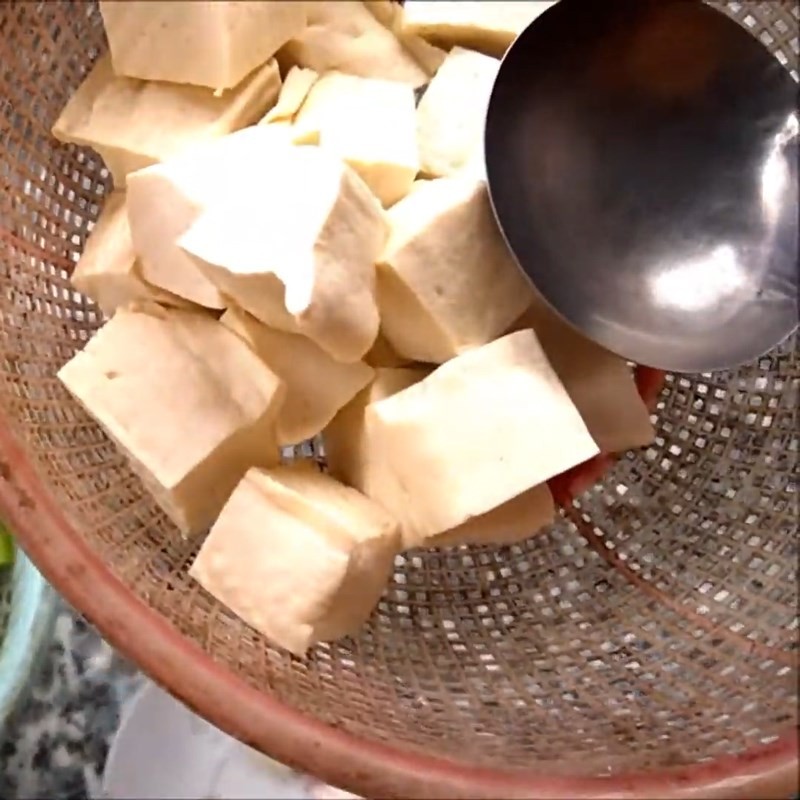 Cắt đậu hũ thành miếng vuông nhỏ cho món canh bí đao ngon