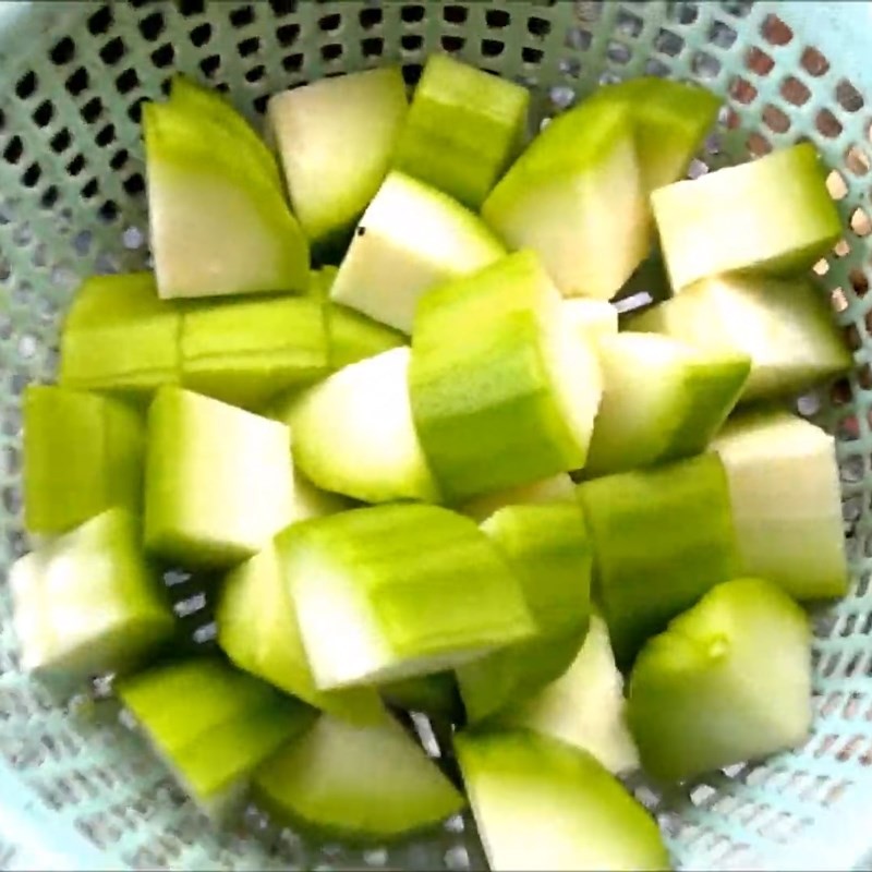 Sơ chế bí đao thành khúc để nấu canh bí đao ngon với đậu hũ