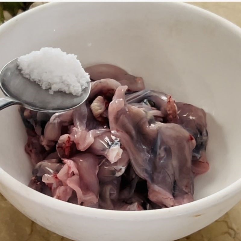 Giã nhỏ củ nén để phi thơm, tạo hương vị đặc trưng cho món ếch om cà