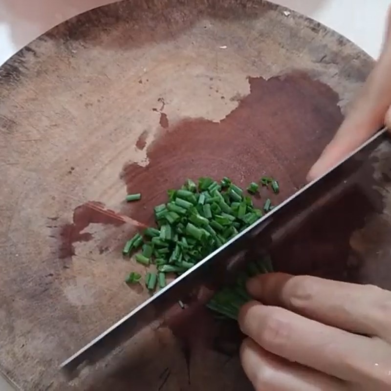 Hành tím và hành lá đã sơ chế, sẵn sàng cho món canh bí đao ngon